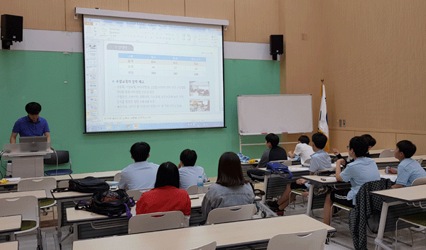 법무부 서울동부보호관찰소는 27일 풍납중학교 학생 10명을 대상으로 자유학기 진로체험 프로그램을 실시했다.