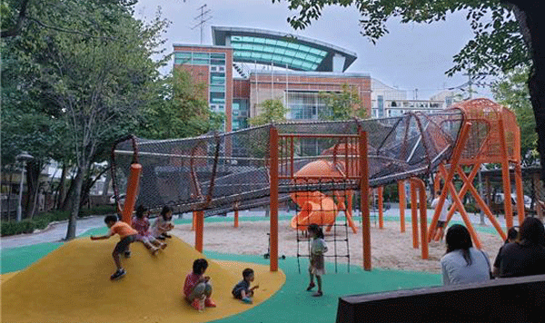 서울시가 내년도 창의어린이놀이터 대상지로 송파구 거여동 영풍어린이공원 등 21개소를 선정했다.