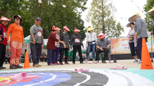 송파구방이복지관은 지난 1일 방이근린공원에서 장애인과 비장애인이 참여한 가운데 개관 21주년 기념 제9회 한마음 한가족 가을운동회를 개최했다. 사진은 게임 모습.