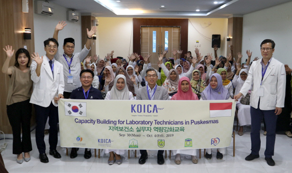 한국건강관리협회는 한국국제협력단 민관 협력사업의 일환으로 인도네시아 초등학생들의 건강 증진을 위해 아체주에 전문가를 파견했다. 사진은 기념촬영 모습.