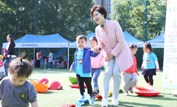 이성자 송파구의회 의장이 11일 천마근린공원에서 열린 송파구 가정어린이집연합회 주관, 2019 아기새들의 놀이한마당 행사에 참석해 어린이와 함께 게임을 하고 있다.