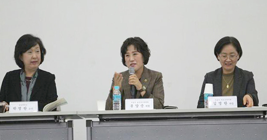 봉양순 서울시의원(가운데)이 28일 서울시민청에서 열린 서울 디지털 에이징 포럼에 참석, 토론하고 있다.