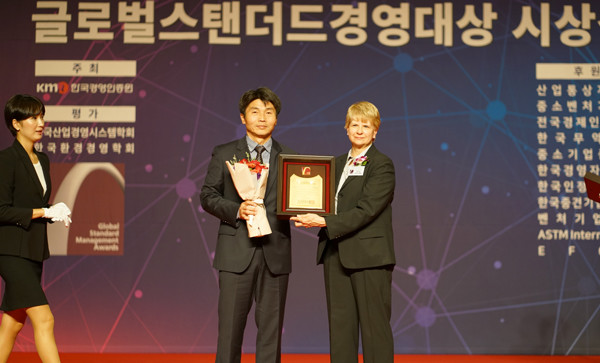 서울시농수산식품공사는 30일 서울 그랜드힐튼호텔 컨벤션센터에서 열린 2019 글로벌 스탠더드 경영대상 시상식에서 ‘에너지 경영부문’ 대상을 수상했다. 사진은 시상식 모습.