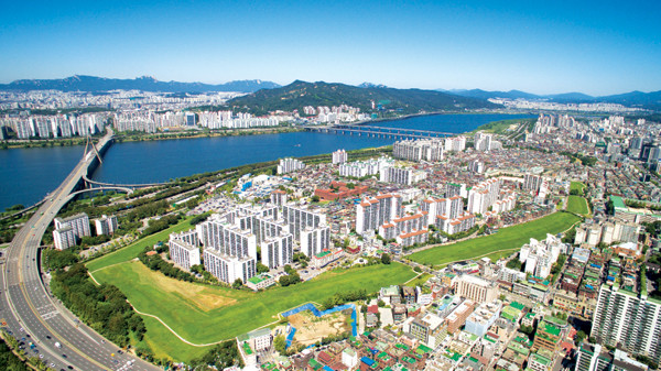 송파구 풍납동 일대가 서울시로부터 중심 시가지형 도시재생지역으로 선정돼 내년부터 200억원의 마중물 사업을 포함해 총 1186억원 규모의 다양한 사업이 진행된다. 사진은 풍납토성 전경.