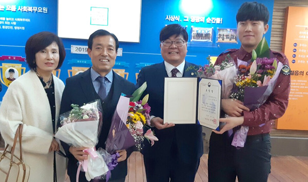 김종호 서울지방병무청장(오른쪽서 두번째)이 27일 제6회 사회복무대상 시상식에서 특별상과 국방부장관상을 받은 수상자와 기념촬영하고 있다.
