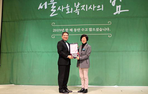 김화숙 서울시의원(오른쪽)이 6일 종로구 AW 컨벤션센터에서 열린 2019 서울시 사회복지사의 밤 행사에서 ‘복지의원상’을 수상한 뒤 기념촬영하고 있다.