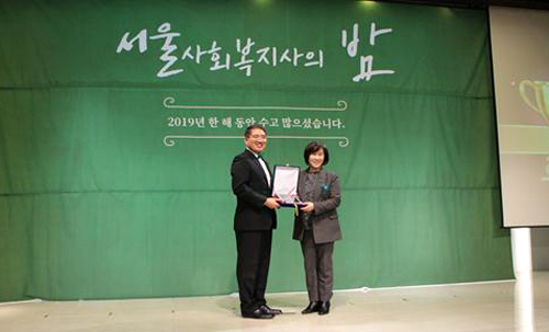 김혜련 서울시의회 보건복지위원장(오른쪽)이 6일 종로구 AW 컨벤션센터에서 열린 2019 서울시 사회복지사의 밤 행사에서 ‘복지의원상’을 수상한 뒤 기념촬영하고 있다.