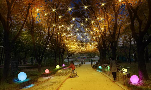 서울시 동부공원녹지사업소는 14일 강동구 천호공원 사계축제 ‘겨울 이야기’를 개최한다. 반짝반짝 빛 축제는 크리스마스인 12월25일까지 이어진다. 사진은 빛축제 모습.