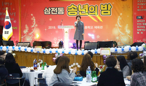 이성자 송파구의회 의장이 17일 삼전초등학교 체육관에서 열린 2019 삼전동 송년의 밤 행사에 참석, 축사를 하고 있다.
