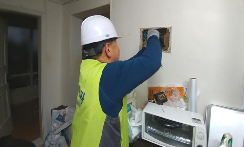 송파구는 치수과 직원들의 전문기술을 활용, 오는 2월까지 취약계층 가정을 대상으로 전기 안전점검을 실시한다. 사진은 누전차단기를 교체하는 모습.