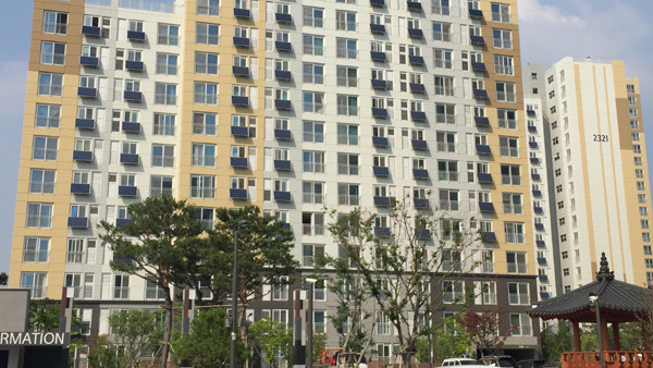 서울시가 올해 173억원을 들여 베란다형 태양광 미니발전소를 총 5만200가구에 보급한다. 사진에 위례동 아파트 베란다에 설치된 태양광 미니발전소 모습.