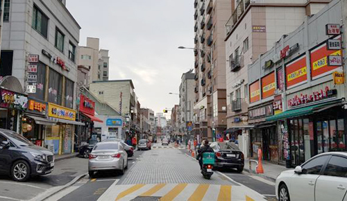 서울시가 공중에 거미줄처럼 얽힌 전선을 지하에 묻거나 설치하고, 전봇대를 없애는 지중화 사업을 송파구 장군거리 등 올해 40곳에서 시행한다. 사진은 지중화 된 거리 모습.