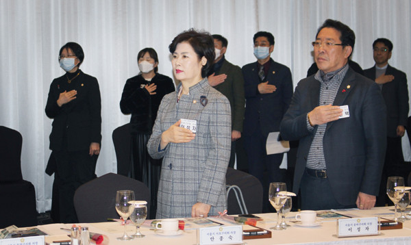 이성자 송파구의회 의장(왼쪽)이 19일 강남구 프리마호텔 에메랄드홀에서 열린 2020년 서울시 구의회의장협의회 2월 월례회의에 참석, 국민의례를 하고 있다.