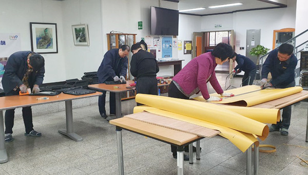 송파문화원 직원들이 ‘코로나19’ 확산 방지를 위한 휴관기간 동안 가죽이 훼손된 낡은 의자를 리폼하는 작업을 하고 있다.