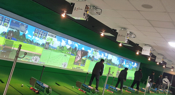 송파구체육문화회관은 스크린골프 시스템을 구축, 새로운 골프 프로그램을 운영한다.