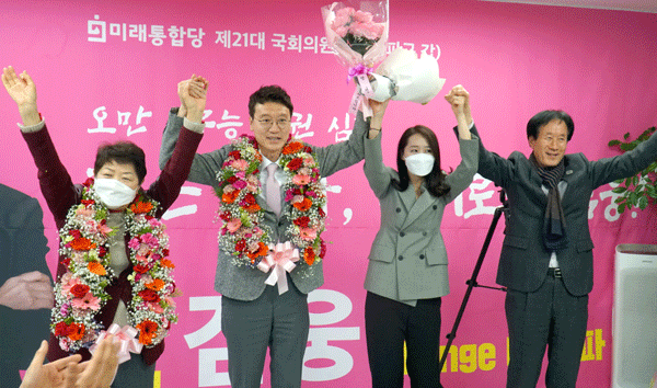 김 웅 미래통합당 송파갑 국회의원 후보(왼쪽서 두번째)가 15일 실시된 21대 총선에서 당선이 확정된 뒤 박인숙 국회의원(왼쪽) 등과 기쁨을 나누고 있다.