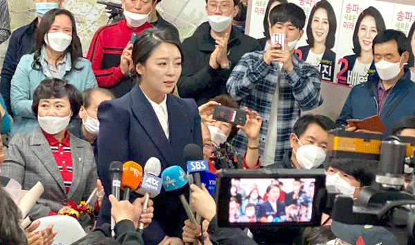 배현진 미래통합당 송파을 국회의원 후보가 15일 실시된 2대 총선에서 4선 중진 최재성 민주당 후보를 이기고 당선된 뒤 많은 언론와 인터뷰하고 있다.