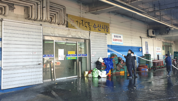서울시 농수산식품공사는 4월 한 달간 유통인단체와 함께 가락시장 봄맞이 대청소를 실시한다.