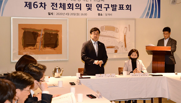 서울시의회 제1기 예산정책연구위원회는 20일 컨퍼런스 하우스 달개비에서 연구 발표회를 개최했다. 사진은 황규복 위원장이 인사말을 하는 모습.