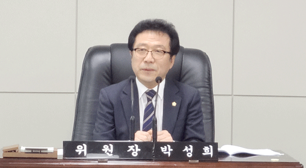 박성희 송파구의회 예산결산특별위원장이 14일 인사말을 하고 있다.