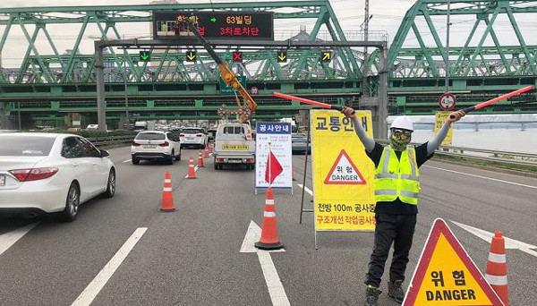 서울시설공단은 올림픽대로와 강변북로 등 자동차전용도로 7개 노선 등에 대한 교통관리시스템 세척작업으로 9월말까지 부분 교통통제를 실시한다.