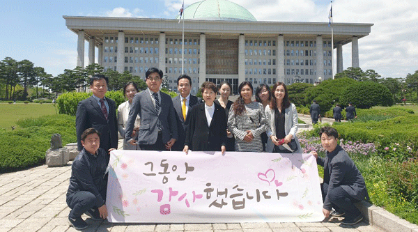 박인숙 국회의원(앞줄 가운데)이 20일 열린 20대 국회 마지막 본회의를 마지막으로 8년간의 임기를 마친 후, 보좌진들과 기념촬영하고 있다.