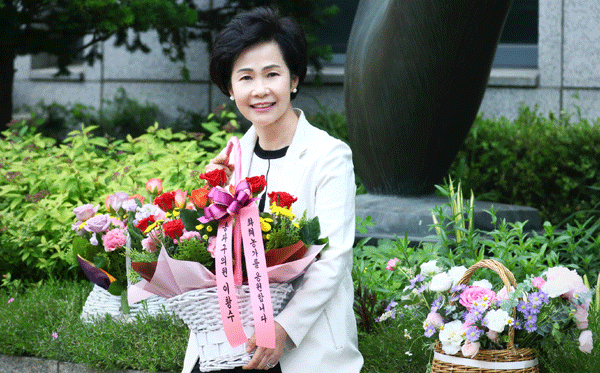 나봉숙 송파구의원이 ‘코로나19’로 어려움을 겪는 화훼농가를 돕기 위해 지인에게 꽃바구니를 전하는 ‘플라워 버킷 챌린지’에 동참하고 있다.