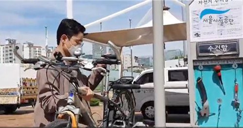 서울시설공단은 송파구 올림픽공원역 3번 출구 등 5곳에 자전거 셀프수리대를 운영하고 있다.