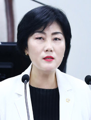 심현주 송파구의원이 결산검사 심사 보고를 하고 있다.