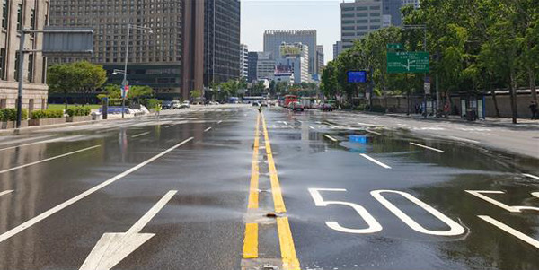 서울시는 여름철 뜨거운 열기로 달아오른 아스팔트 온도를 낮추고 도로먼지 제거에도 효과가 있는 ‘클린로드’를 시내 7곳에 700여개를 설치한다. 사진은 세종대로에 설치된 클린로드.