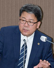 홍성룡 서울시의원이 박원순 시장에게 시정 질의하고 있다.