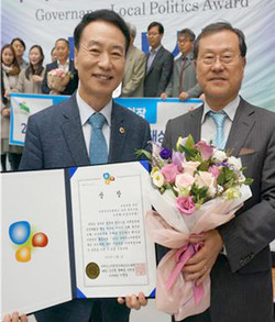 김정태 서울시의원(왼쪽)이 ‘거버넌스 지방정치대상’을 수상한 후 기념쵤영하고 있다.