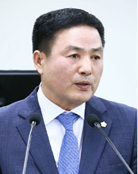 이황수 송파구의회 의장이 당선인사를 하고 있다.