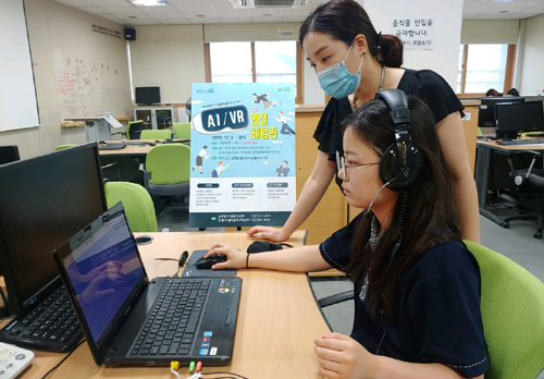 송파구는 일자리통합지원센터를 통해 지원해오던 AI 면접을 일신여상 학생들을 대상으로 ‘찾아가는 AI면접 체험관’을 운영했다. 사진은 AI 면접 체험 모습.