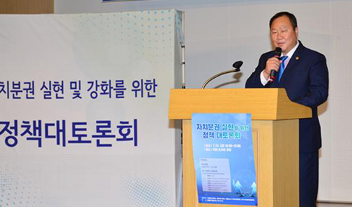 김인호 서울시의회 의장이 24일 국회도서관에서 열린 자치분권 실현을 위한 정책 대토론회에 참석, 인사말을 하고 있다.