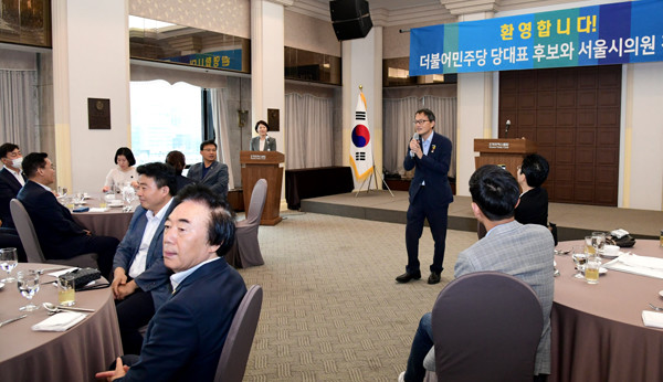 서울시의회 더불어민주당은 30일 서울프레스센터에서 더불어민주당 대표에 출마한 박주민 후보자와 간담회를 가졌다.