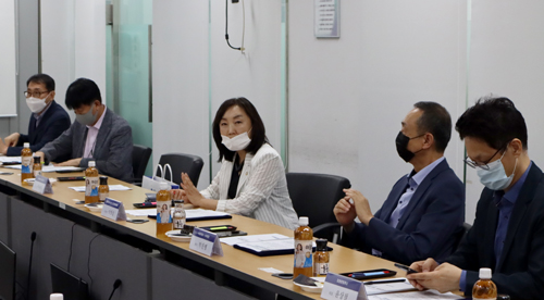 이영실 서울시의회 보건복지위원장(가운데)이 10 서울시청에서 열린 시립병원혁신센터 설립추진단 발족식에 참석, 인사말을 하고 있다.