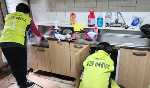 송파구 삼전동 행복울타리 회원들이 17일 저장강박증으로 생활쓰레기를 쌓아 둔 채 비위생적인 환경에서 살고 있는 독거노인 집을 찾아 청소하고 있다.