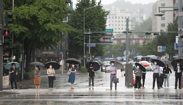 서울시가 코로나19로 달라진 일상 속 서울의 거리 풍경을 주제로 진행한 ‘2020 서울사진공모전’ 수상작 45작품을 발표했다. 사진은 최우수작으로 선정된 신준희 씨의 ‘일상이 된 거리두기’.