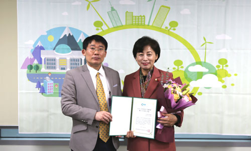 남인순 국회의원(오른쪽)이 3일 (사)한국환경정보연구센터 주관 ‘2020 국정감사 친환경 베스트의원상’을 수상했다. 올해는 코로나로 상장만 전달했다. 사진은 지난해 시상식 모습.