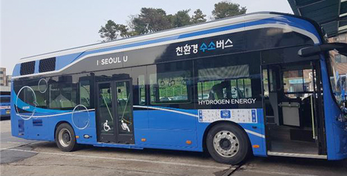 서울시는 15일부터 시내버스 정규노선 370번(강동 공영차고지~충정로역)에 ‘달리는 공기청정기’로 불리는 친환경 수소버스 4를 도입, 운행에 들어간다.
