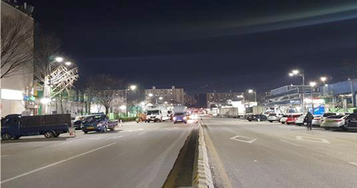 서울시농수산식품공사가 가락시장 내외의 일반조명을 LED조명으로 교체하는 사업을 완료, 연간 6800만원의 전기료를 절감하게 됐다. 사진은 가락시장 야경 모습.