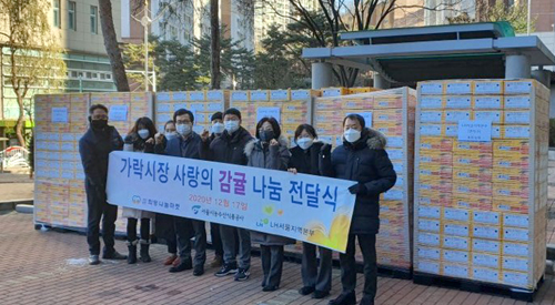 서울시농수산식품공사는 지난 17일 가격 하락으로 어려움을 겪고 있는 생산농가의 고통을 분담하기 위해 제주산 감귤 2000박스를 구입, 사회복지시설 등에 전달했다.