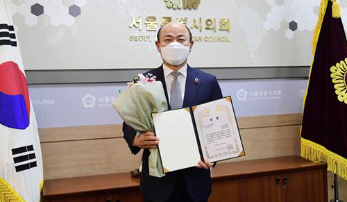 황인구 서울시의원이 한국매니페스토실천본부 주최 2020 매니페스토 약속대상 좋은조례 분야 최우수상을 수상한 뒤 기념촬영하고 있다.