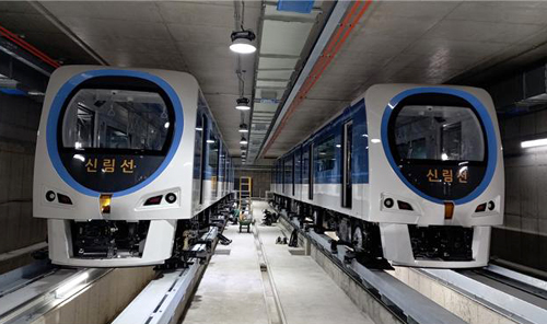 서울시는 2022년 상반기 개통 예정인 신림선에 소음과 진동이 적은 고무차륜 전동차를 신림선 도시철도 차량기지에 반입했다.