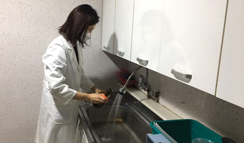 서울시가 시내 직결급수 아파트 수돗물에 대해 정밀 수질검사를 실시한 결과, 모두 ‘먹는 물 적합’ 판정을 받았다고 밝혔다. 사진은 직결 수돗물 채수 모습.