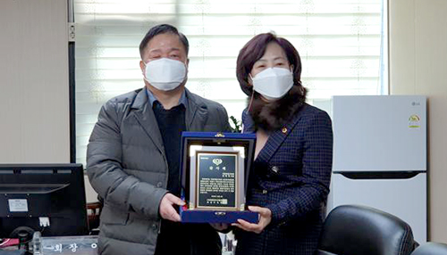 김경영 서울시의원(오른쪽)이 8일 시각장애인 안마원 발전에 기여한 공로로 대한안마사협회로부터 감사패를 받은 뒤 기념촬영하고 있다.