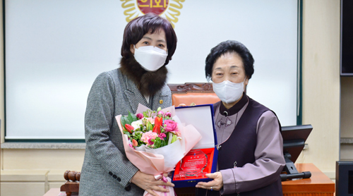 김경영 서울시의원(왼쪽)이 5일 한국의료복지사회적협동조합연합회로부터 감사패를 받은 뒤 기념촬영하고 있다.