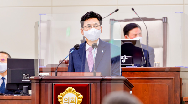 박성수 송파구청장이 16일 송파구의회 제283회 임시회에 출석, 구정연설을 하고 있다.
