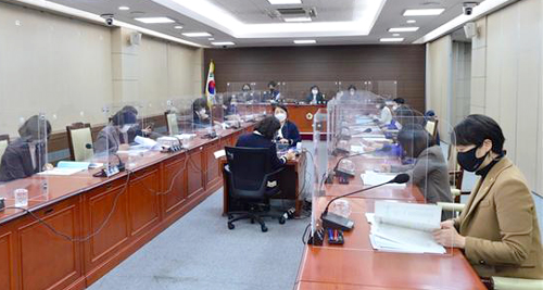 서울시의회 여성특별위원회는 22일 제2차 회의를 열어 서울시 저출생 정책 전반에 대해 서울시와 서울시교육청으로부터 업무보고를 받고 있다.